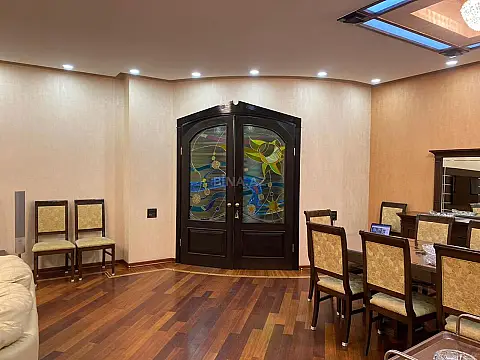 Kirayə verilir 4 otaqlı mənzil 195 m²