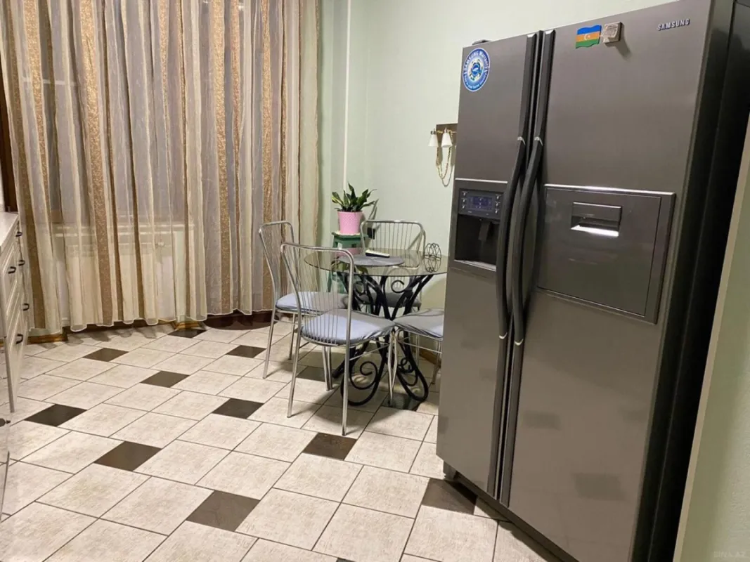 Kirayə verilir 4 otaqlı mənzil 195 m²