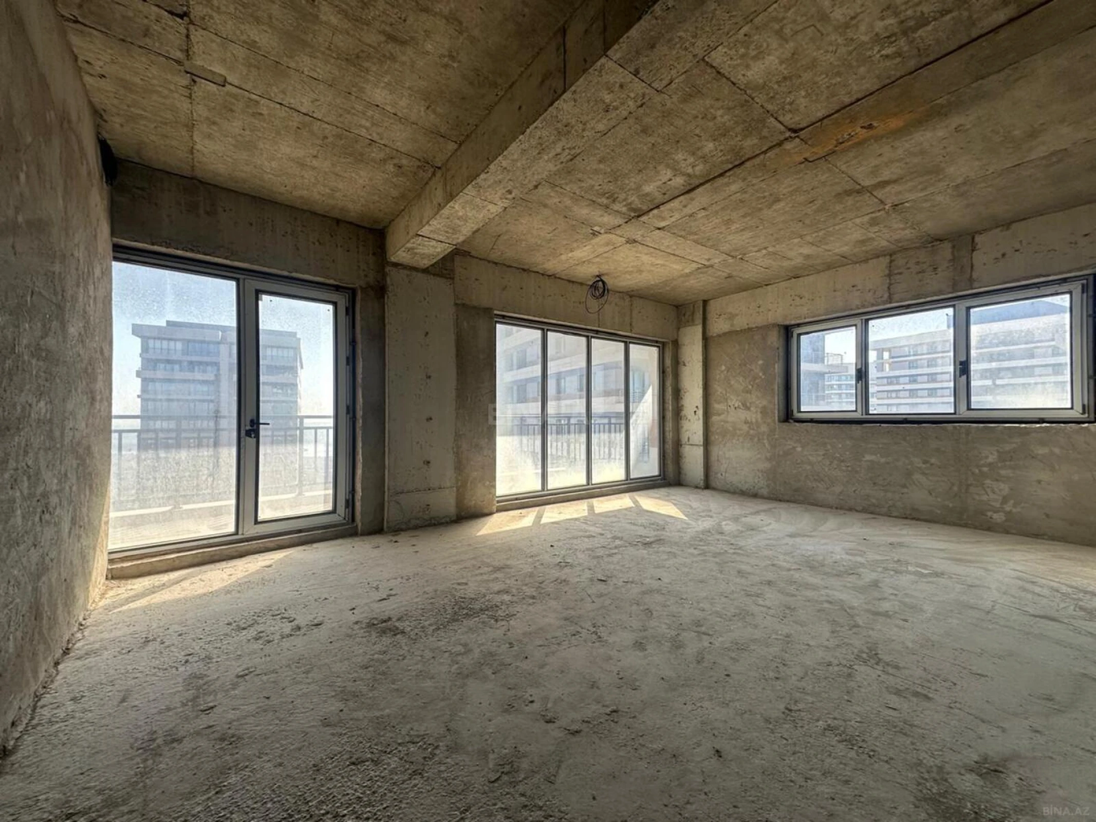 Satılır 4 otaqlı mənzil 193 m²