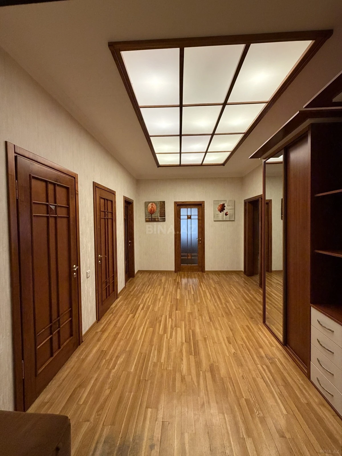 Satılır 3 otaqlı mənzil 135 m²