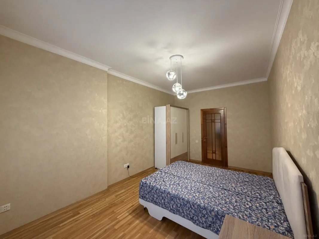 Satılır 3 otaqlı mənzil 135 m²
