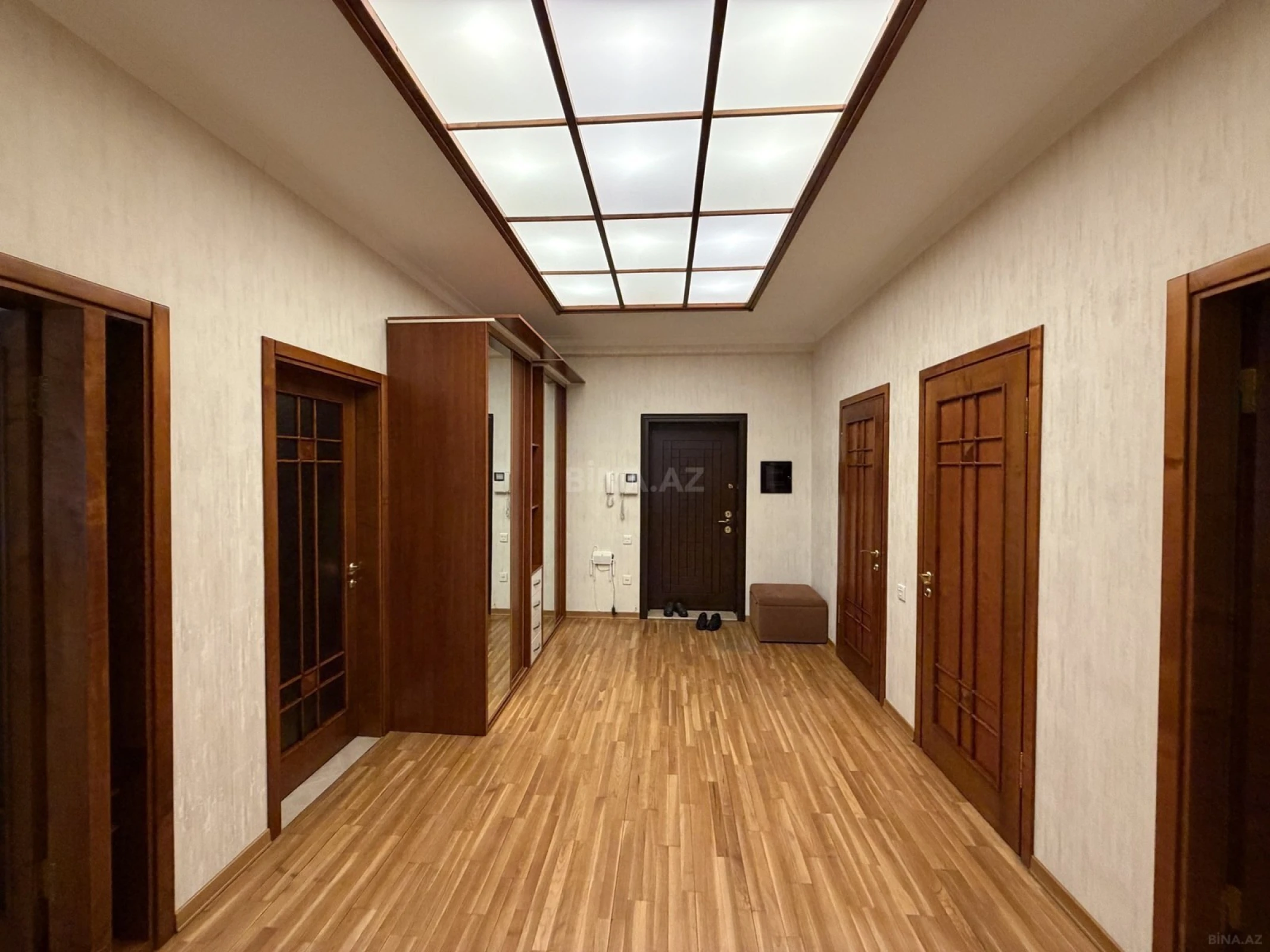 Satılır 3 otaqlı mənzil 135 m²