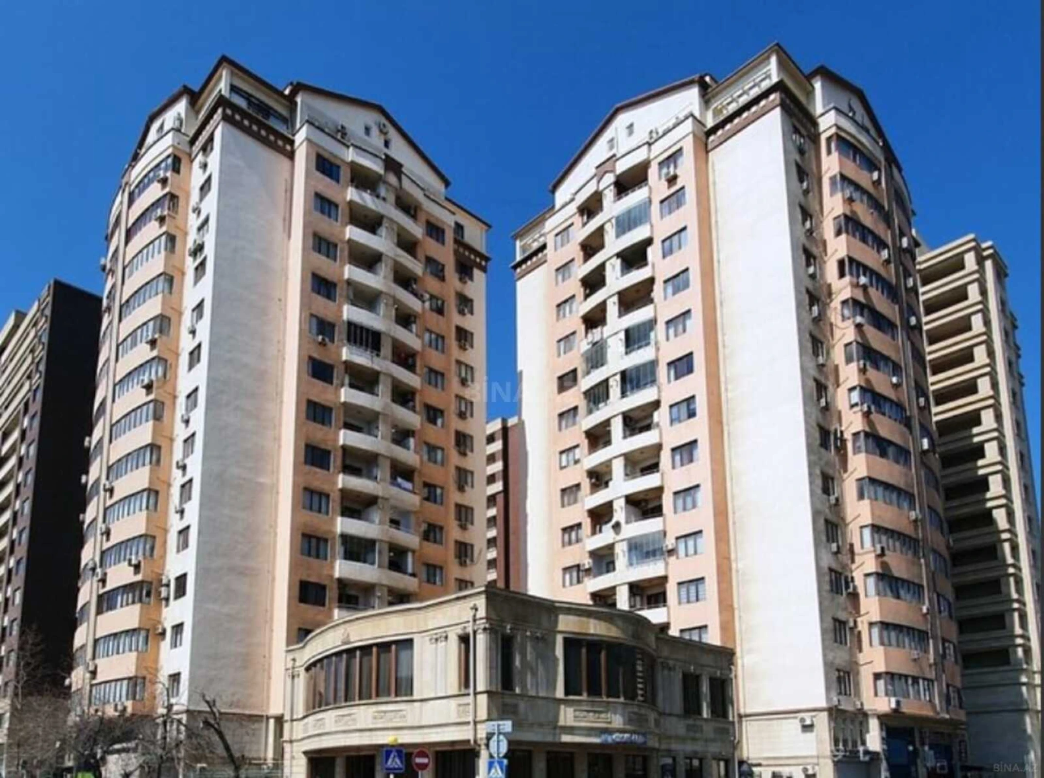 Satılır 3 otaqlı mənzil 135 m²
