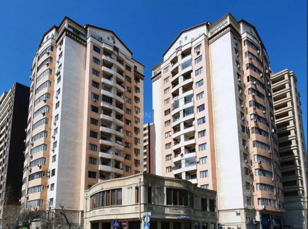 Satılır 3 otaqlı mənzil 135 m²