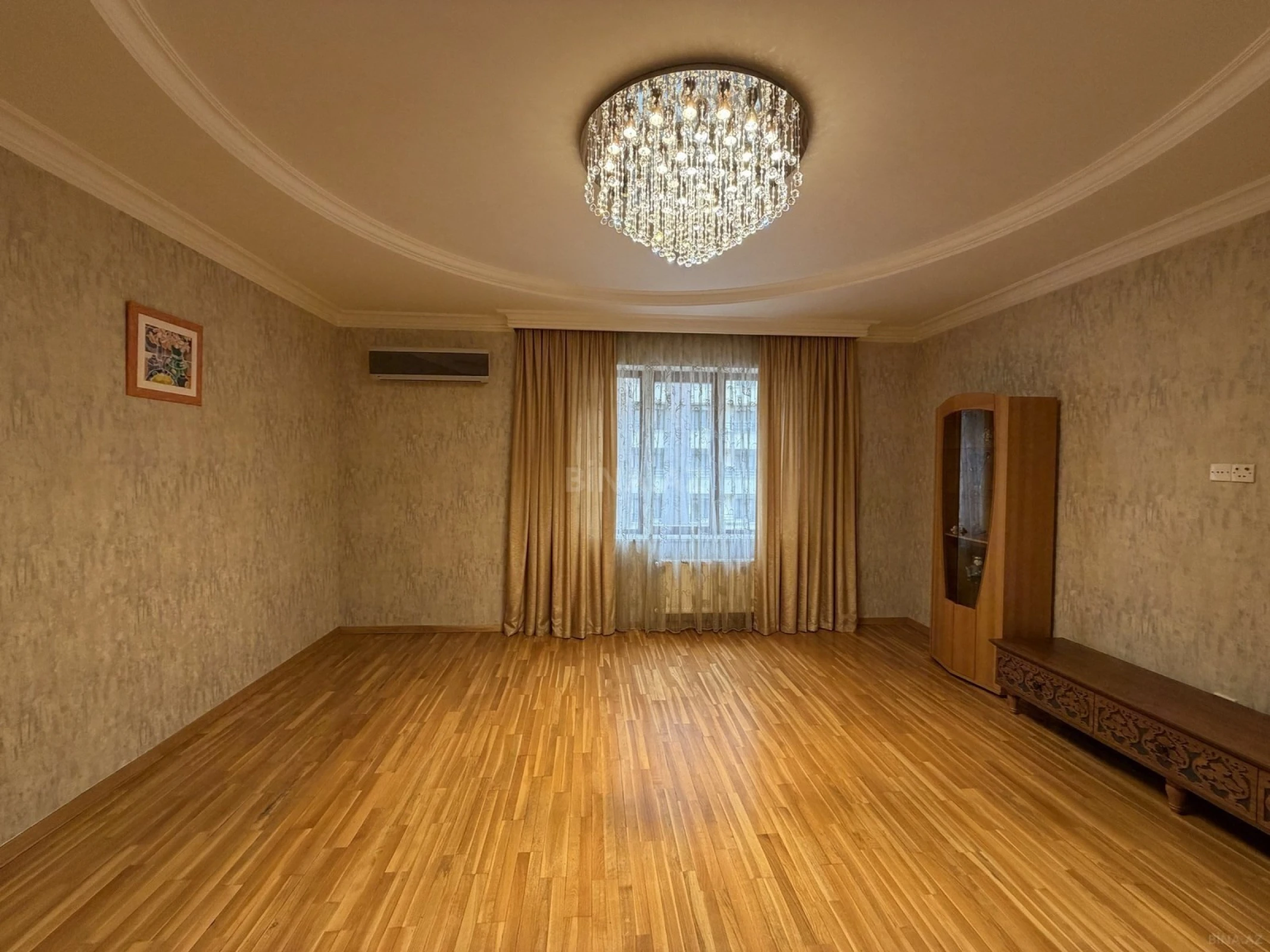Satılır 3 otaqlı mənzil 135 m²