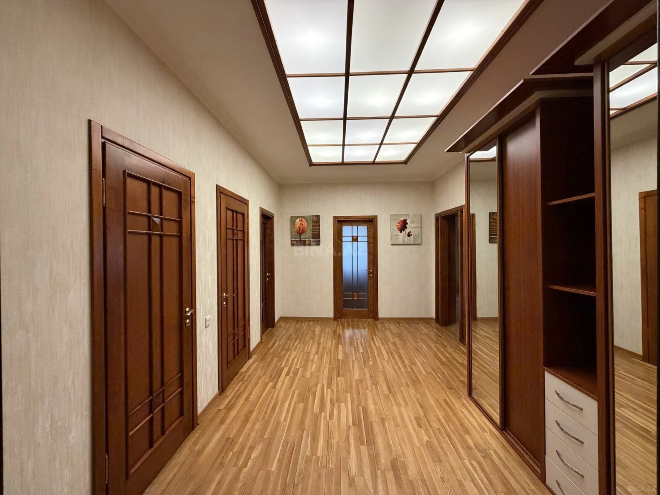 Satılır 3 otaqlı mənzil 135 m²