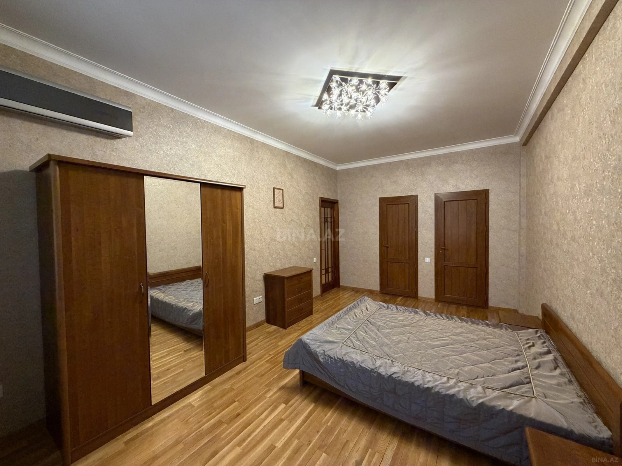 Satılır 3 otaqlı mənzil 135 m²
