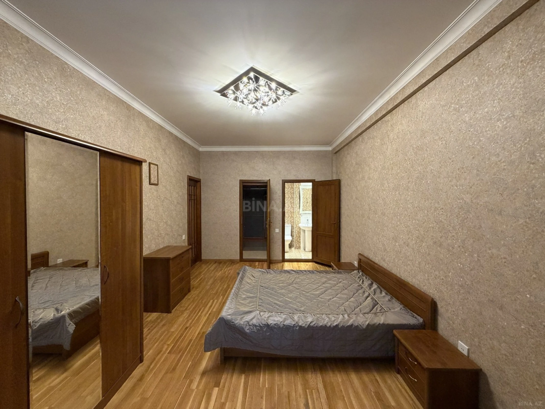 Satılır 3 otaqlı mənzil 135 m²