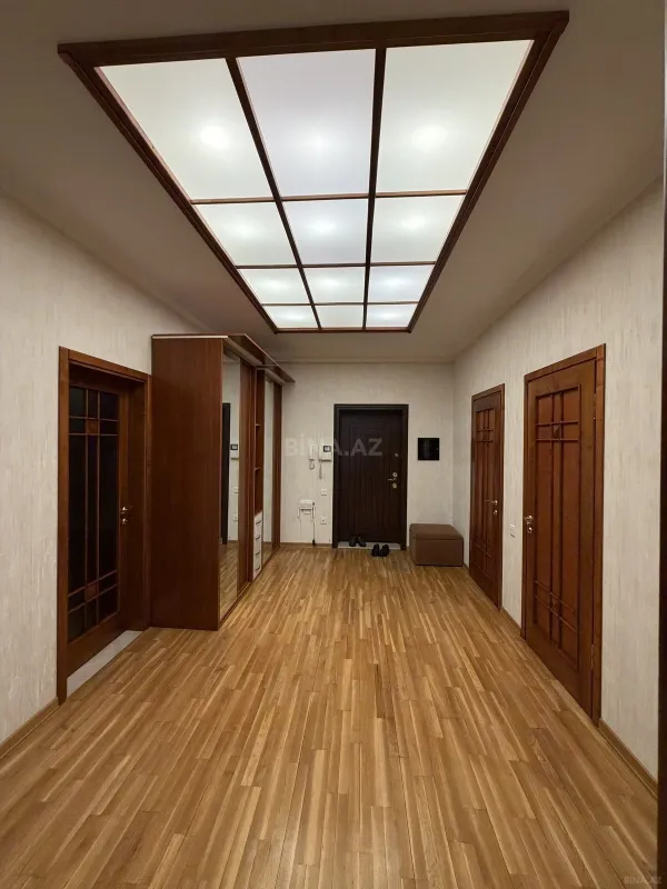 Satılır 3 otaqlı mənzil 135 m²