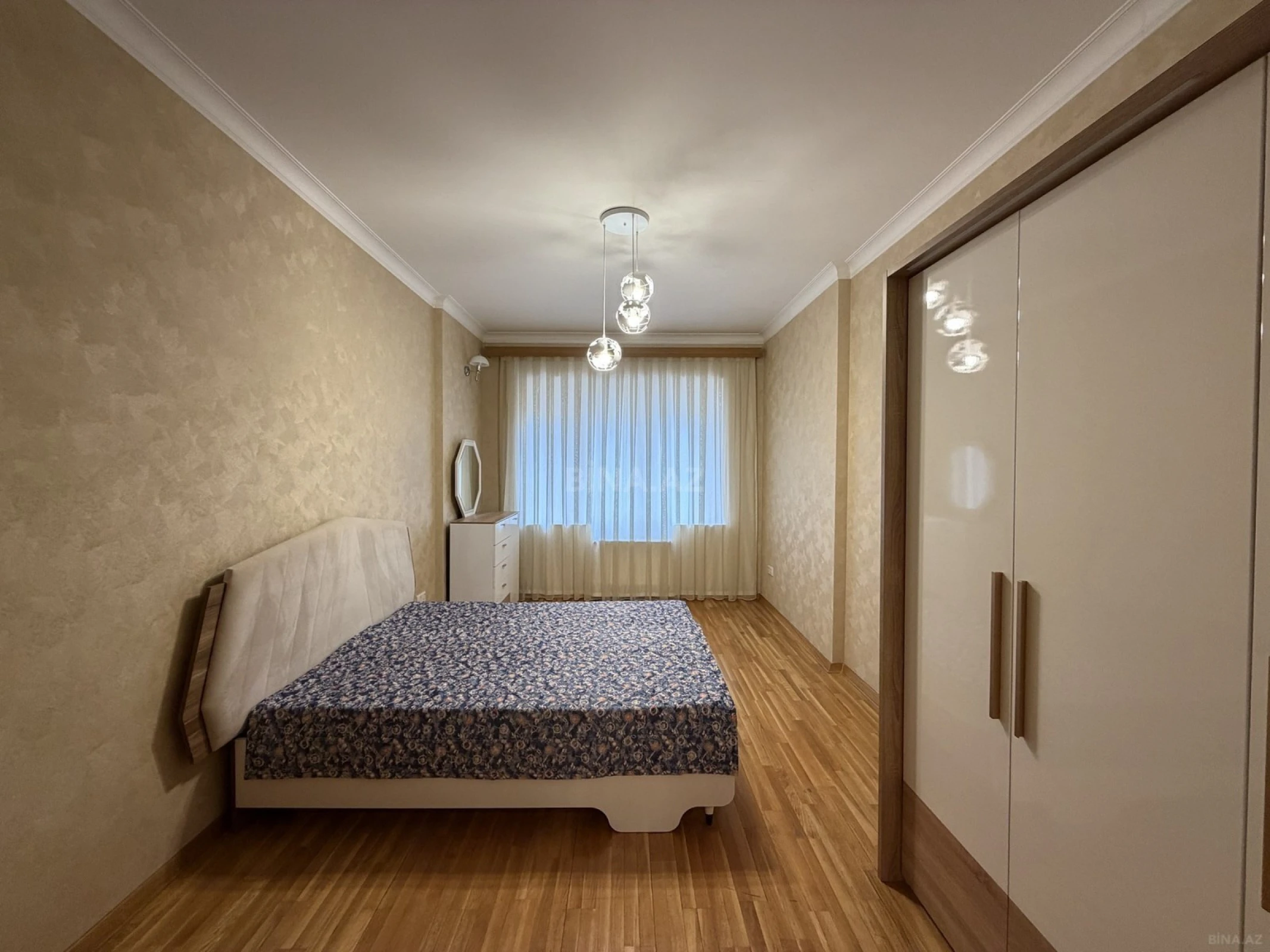 Satılır 3 otaqlı mənzil 135 m²