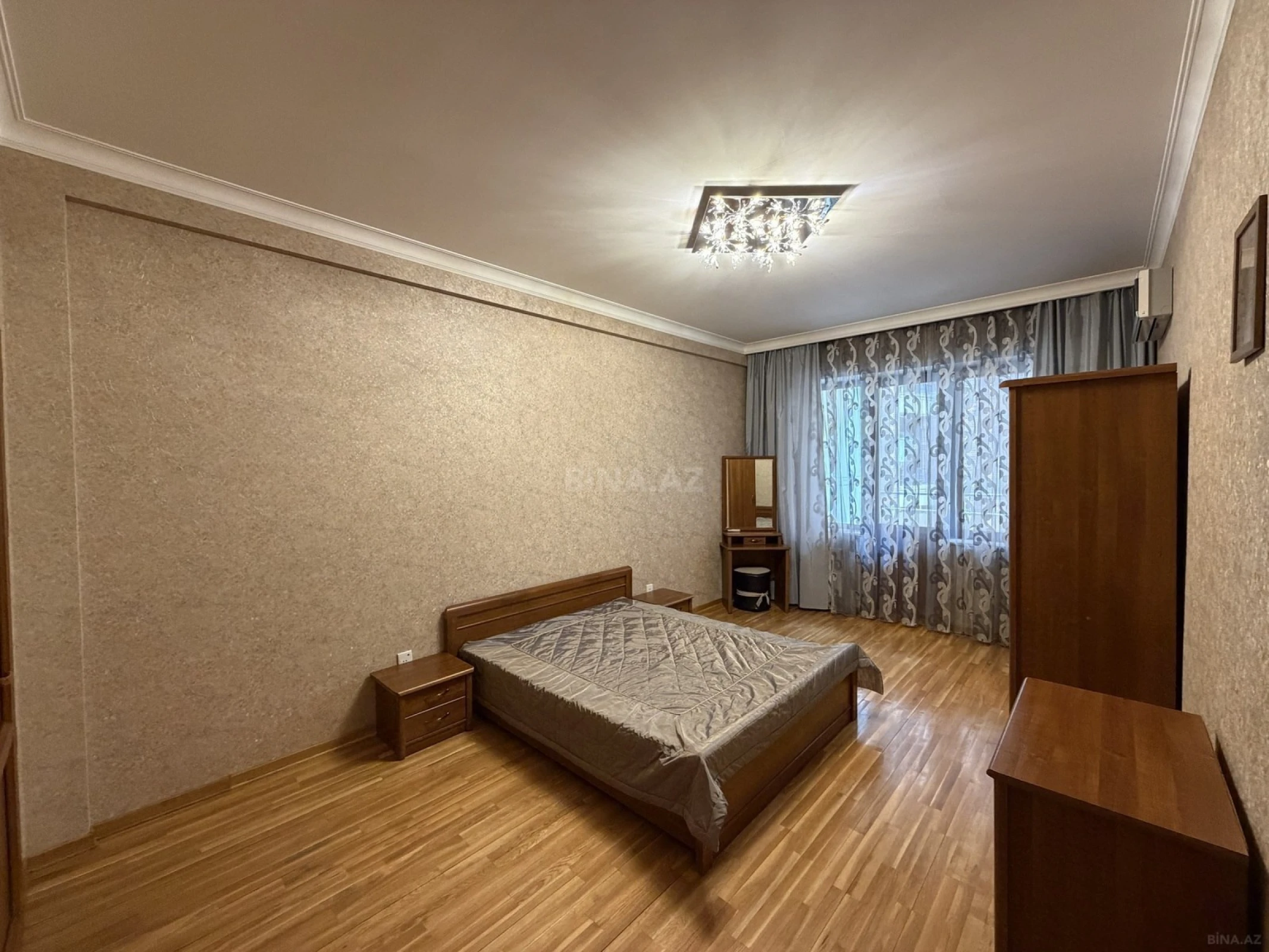 Satılır 3 otaqlı mənzil 135 m²
