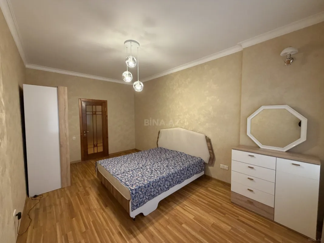 Satılır 3 otaqlı mənzil 135 m²