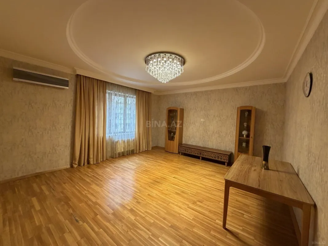 Satılır 3 otaqlı mənzil 135 m²