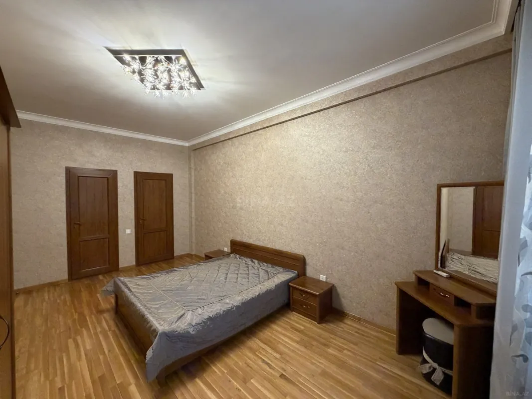 Satılır 3 otaqlı mənzil 135 m²