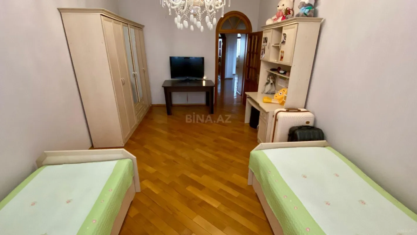 Satılır 3 otaqlı mənzil 141 m²