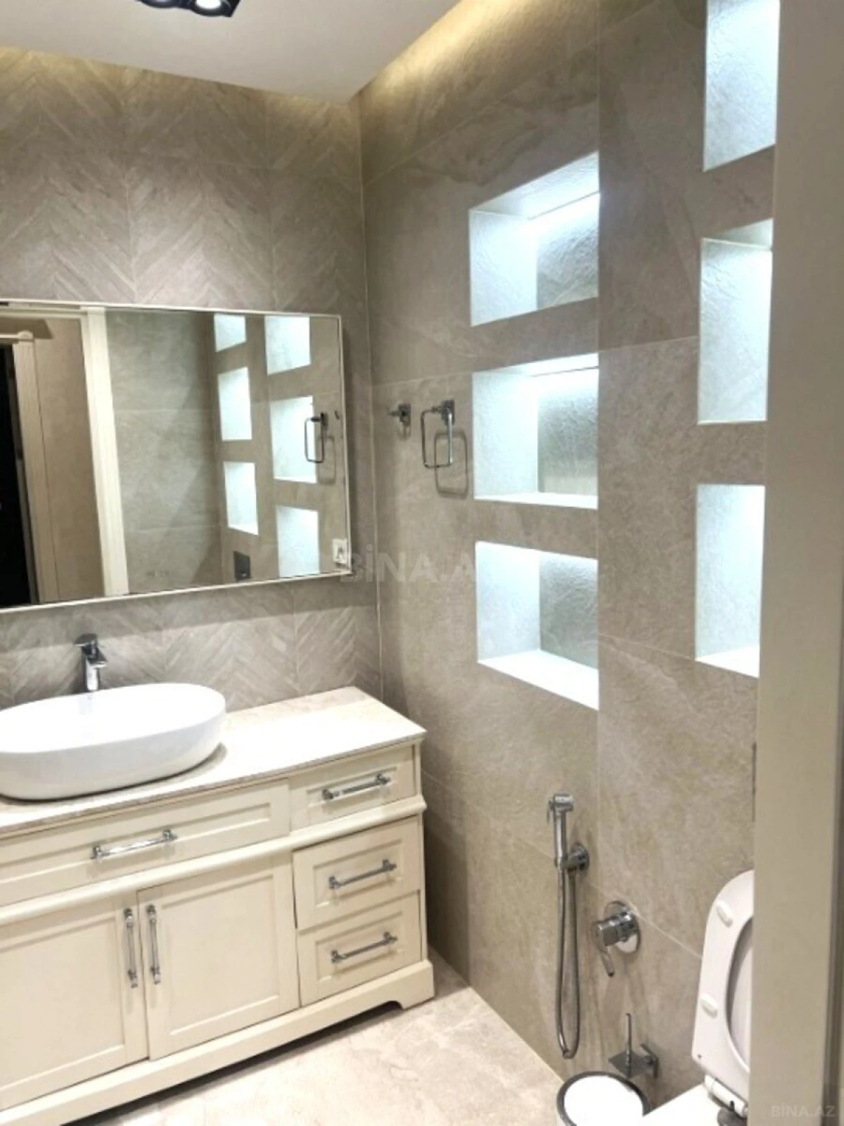 Satılır 3 otaqlı mənzil 108 m²