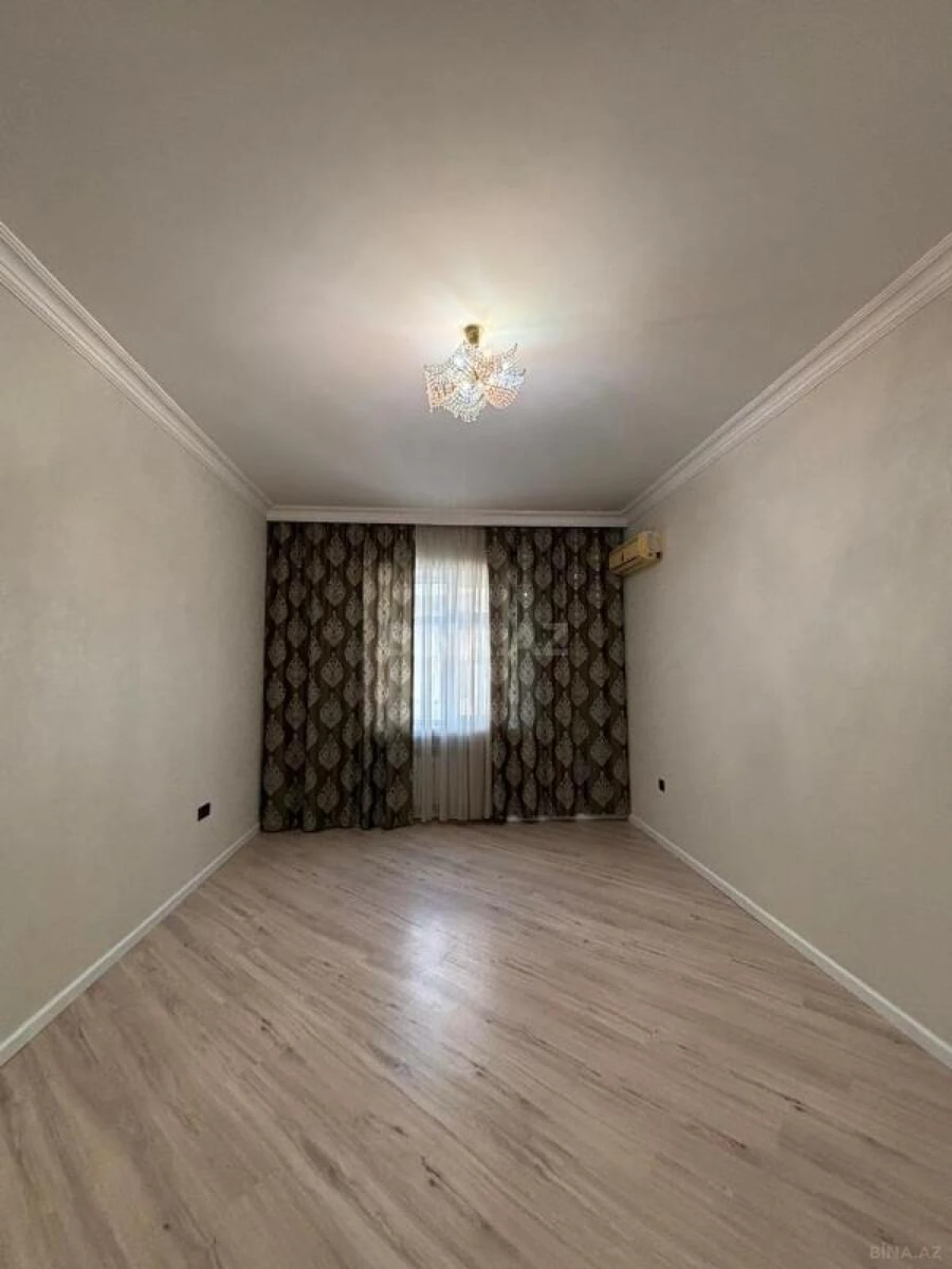 Satılır 5 otaqlı mənzil 192 m²