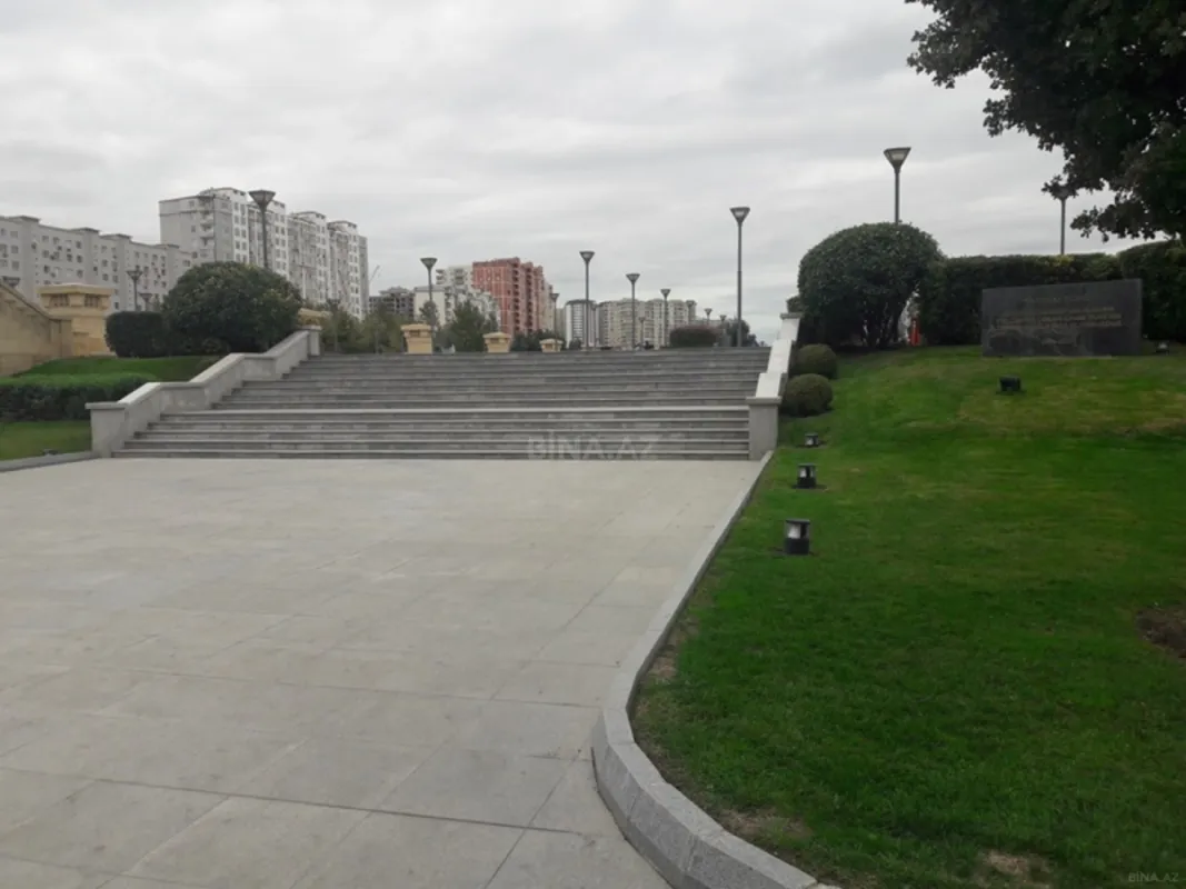 Satılır 5 otaqlı mənzil 192 m²