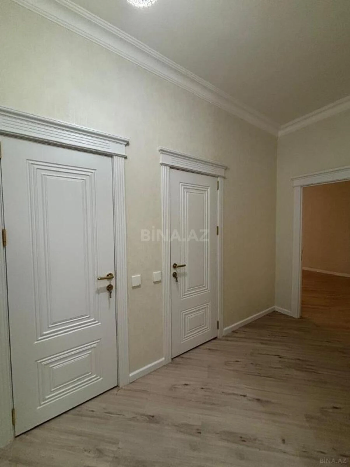 Satılır 5 otaqlı mənzil 192 m²