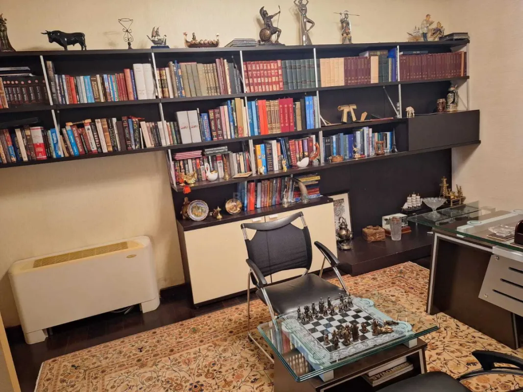 Satılır 10 otaqlı həyət evi 2000 m²