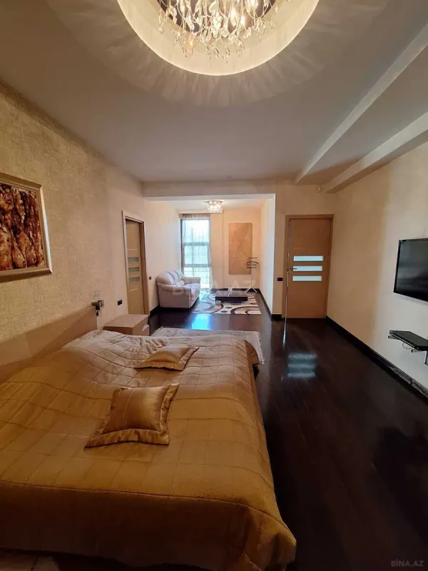 Satılır 10 otaqlı həyət evi 2000 m²