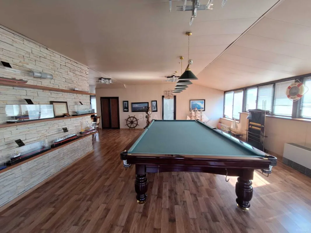 Satılır 10 otaqlı həyət evi 2000 m²