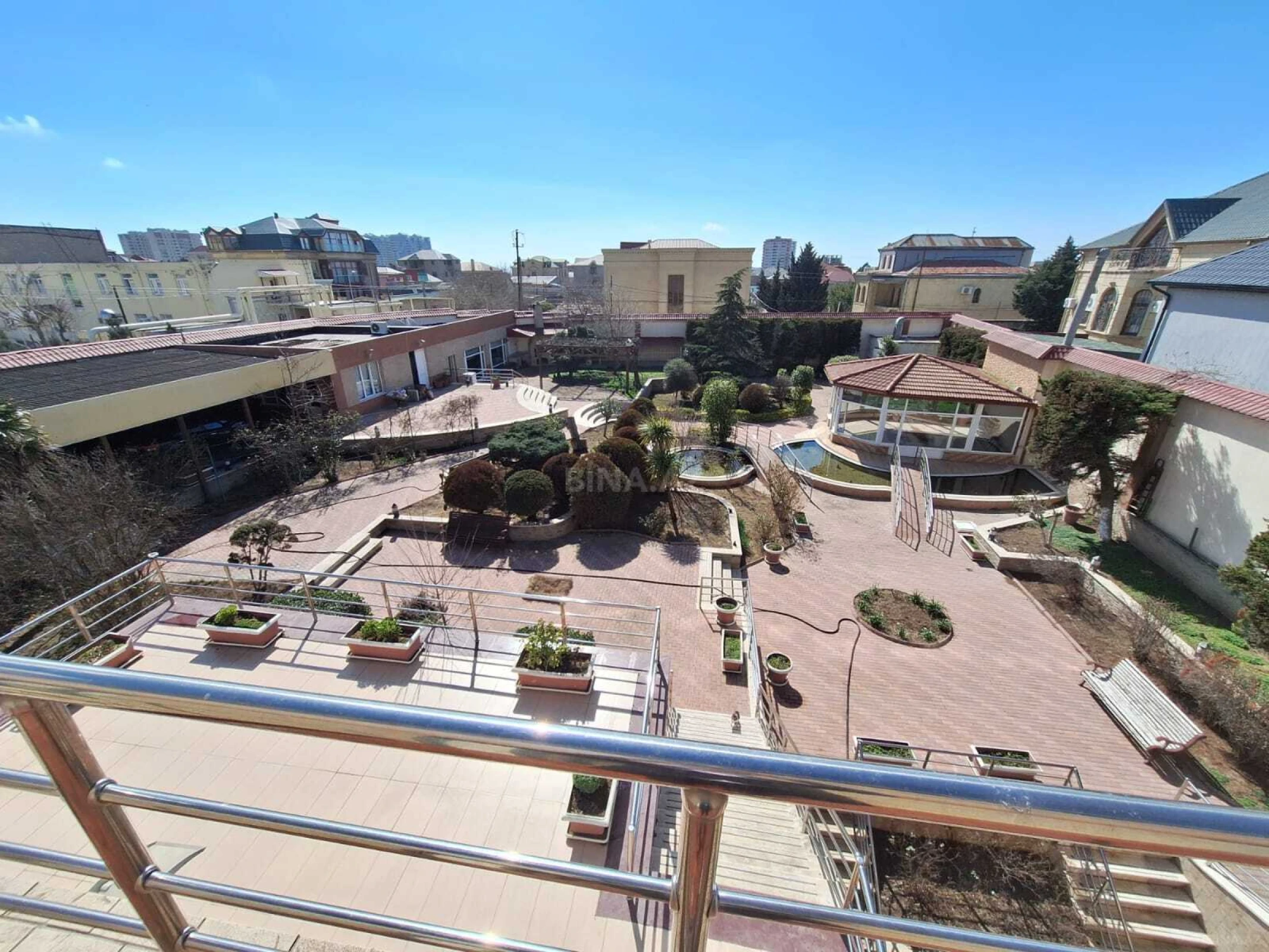 Satılır 10 otaqlı həyət evi 2000 m²