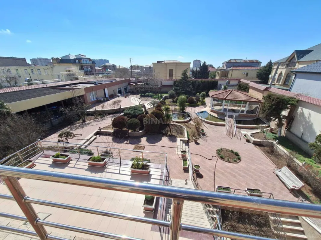 Satılır 10 otaqlı həyət evi 2000 m²