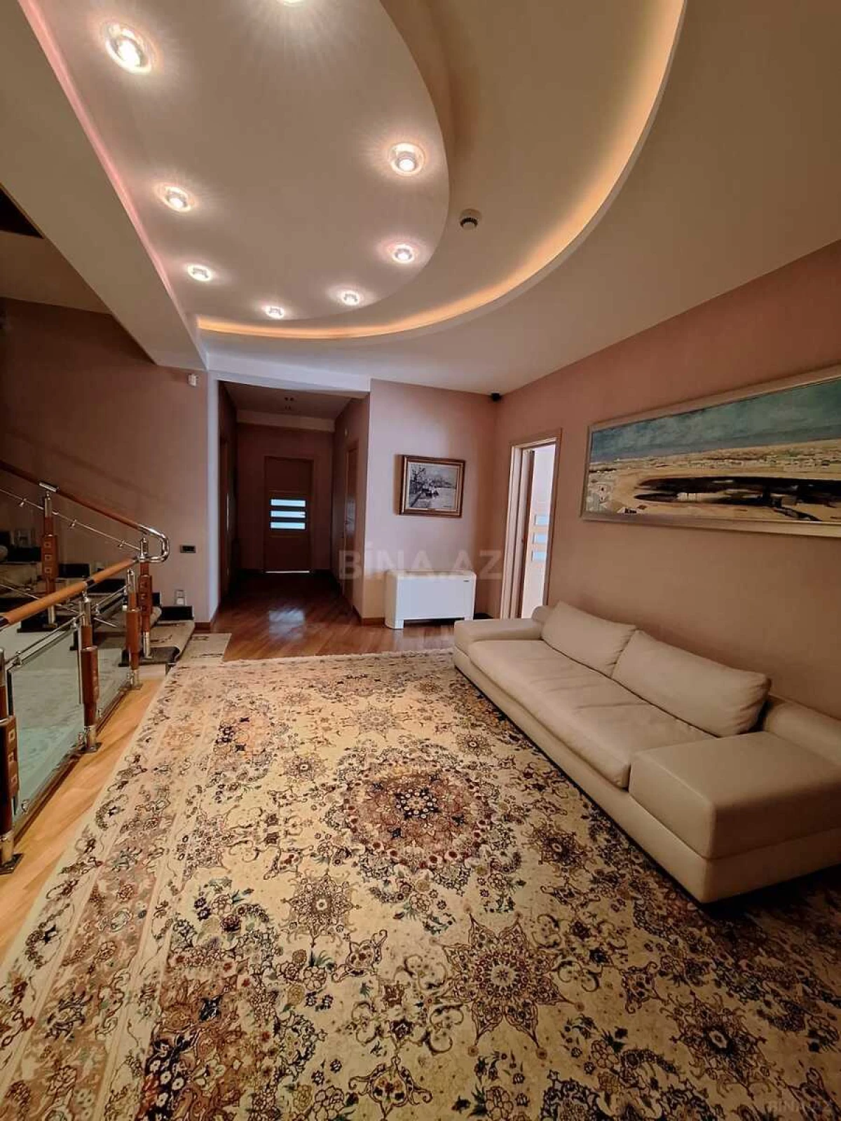 Satılır 10 otaqlı həyət evi 2000 m²