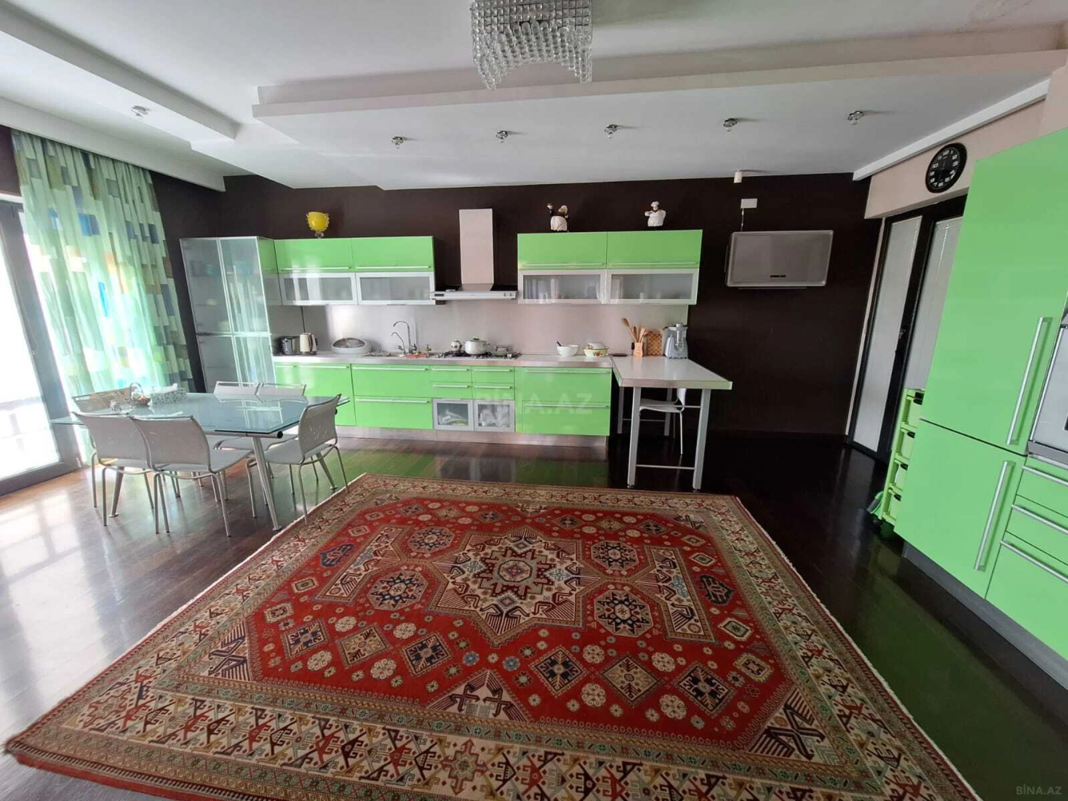 Satılır 10 otaqlı həyət evi 2000 m²