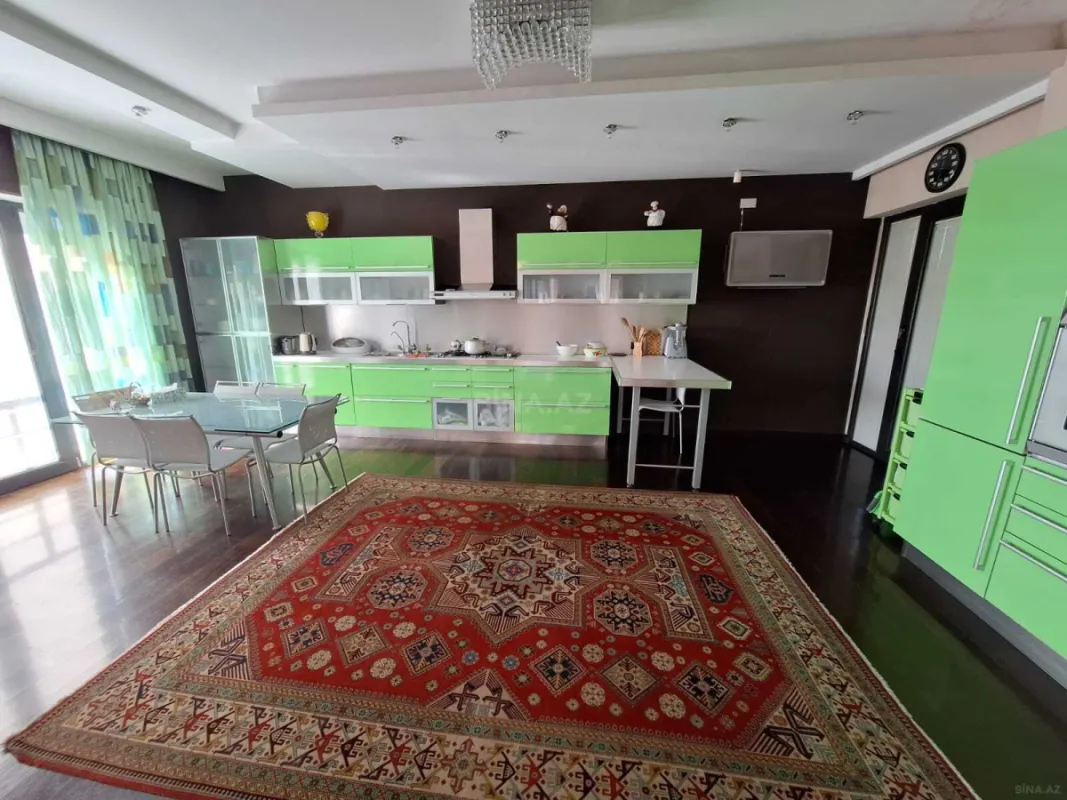 Satılır 10 otaqlı həyət evi 2000 m²