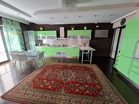 Satılır 10 otaqlı həyət evi 2000 m²