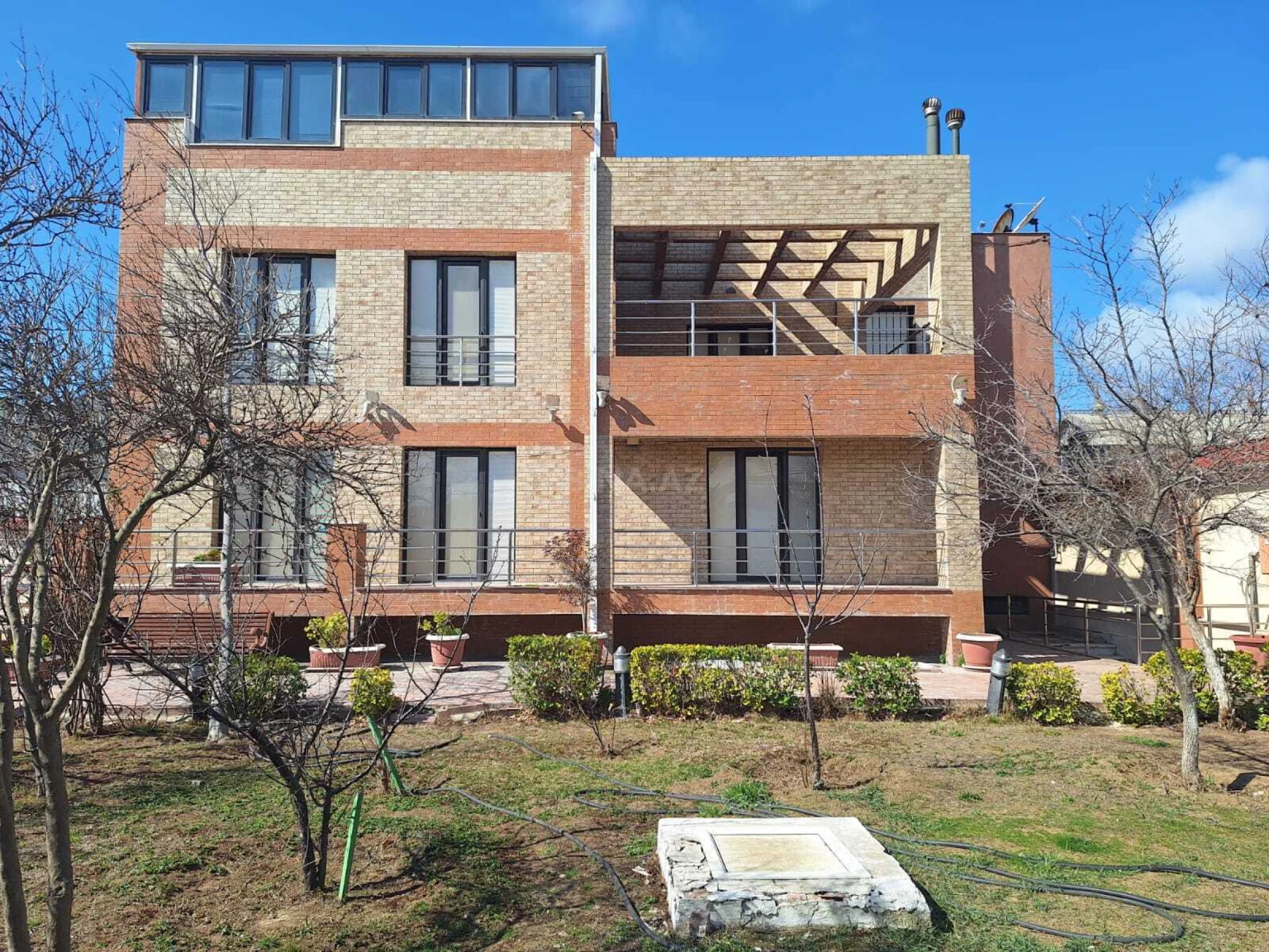 Satılır 10 otaqlı həyət evi 2000 m²