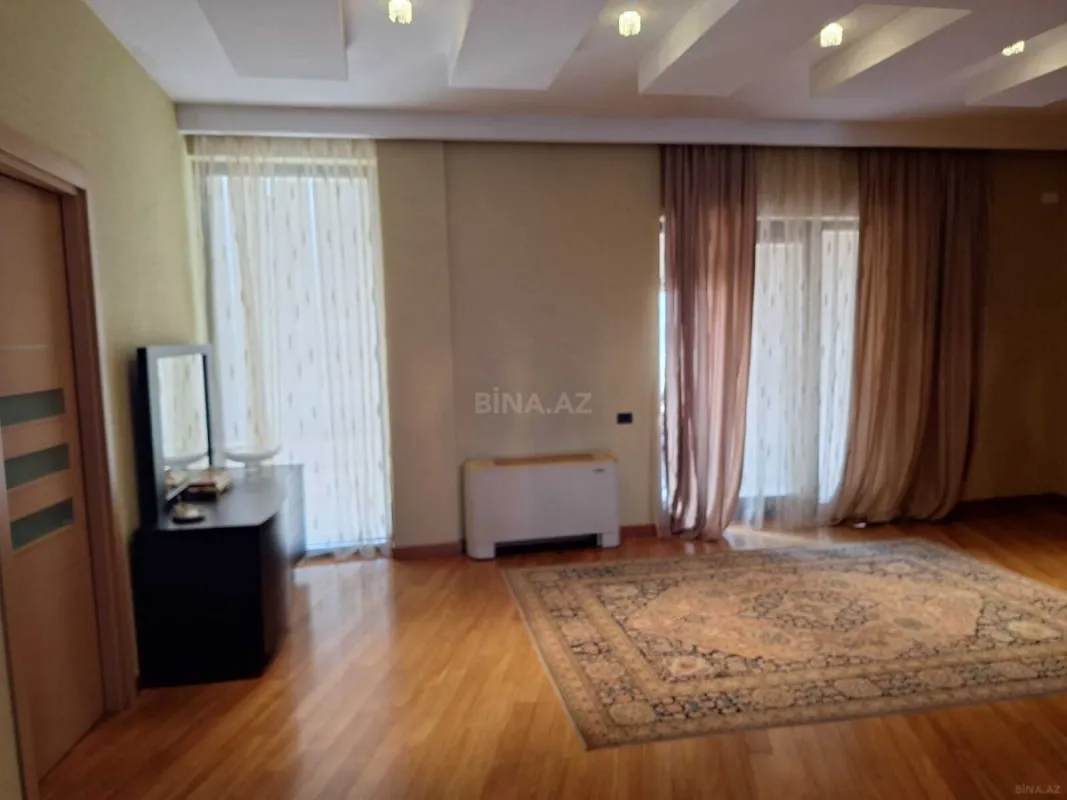 Satılır 10 otaqlı həyət evi 2000 m²