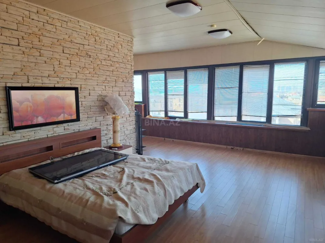 Satılır 10 otaqlı həyət evi 2000 m²