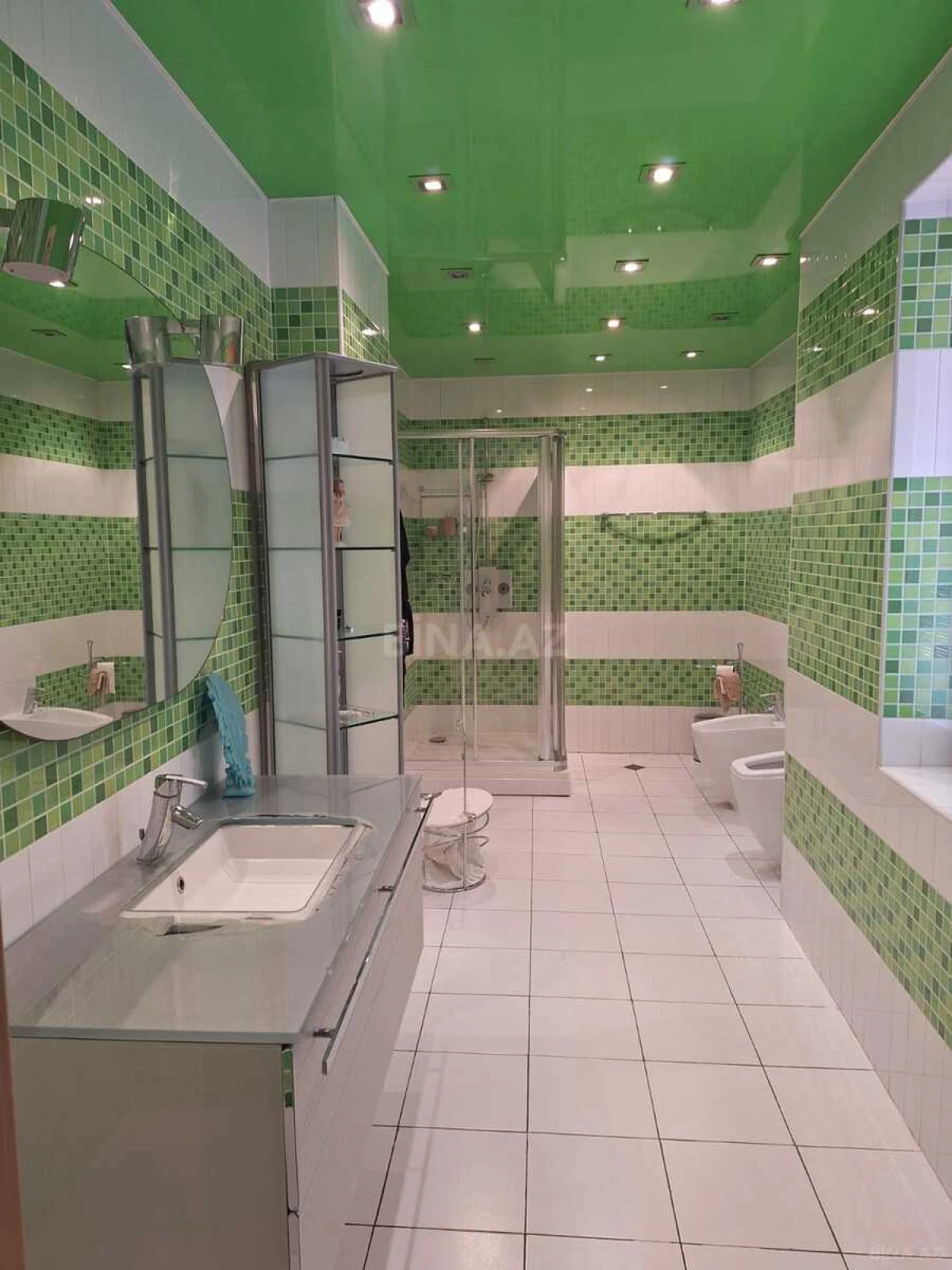 Satılır 10 otaqlı həyət evi 2000 m²