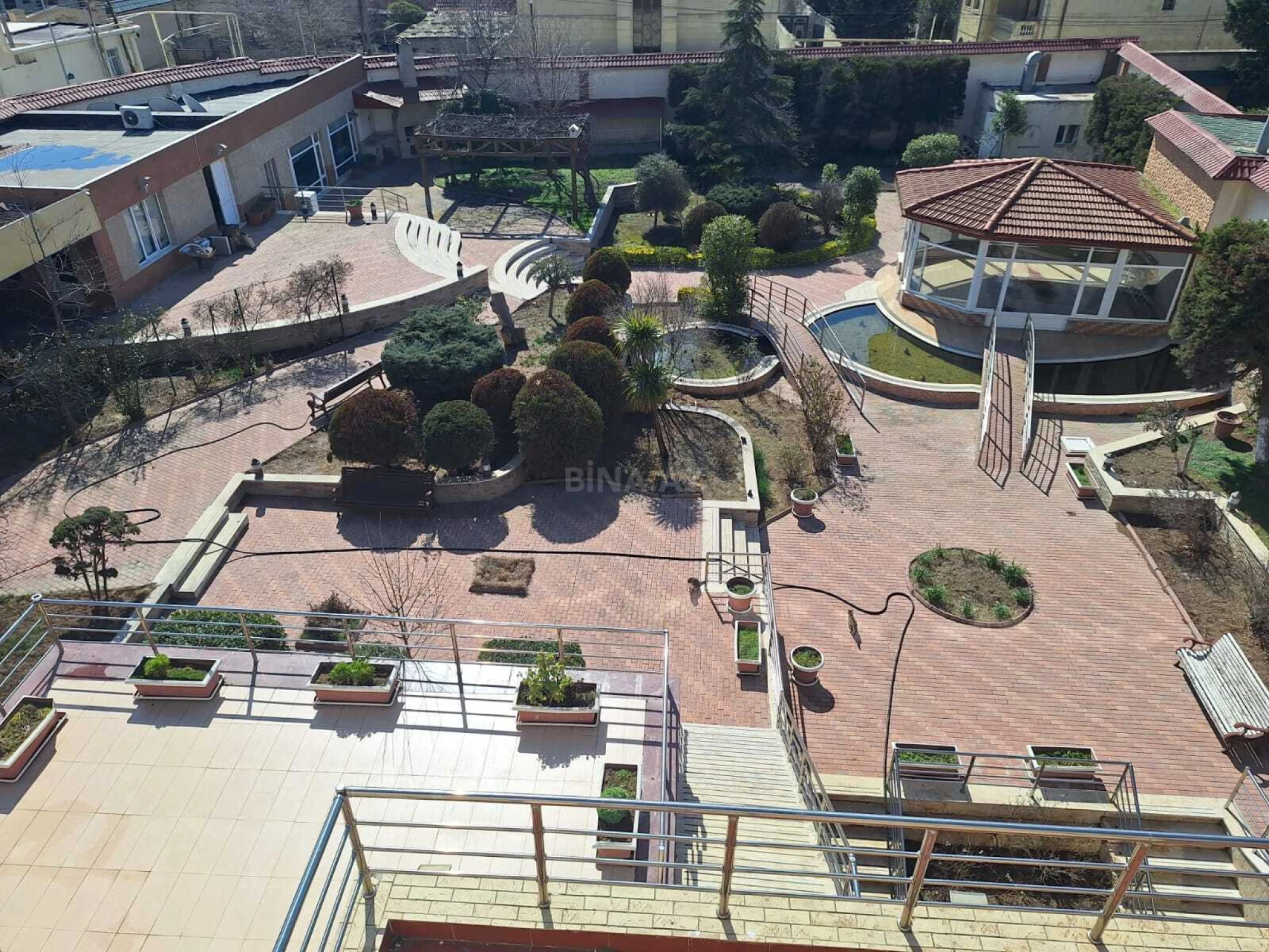 Satılır 10 otaqlı həyət evi 2000 m²