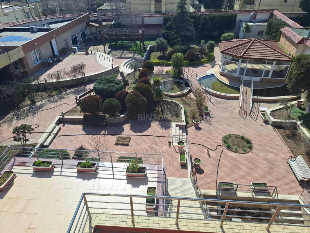 Satılır 10 otaqlı həyət evi 2000 m²