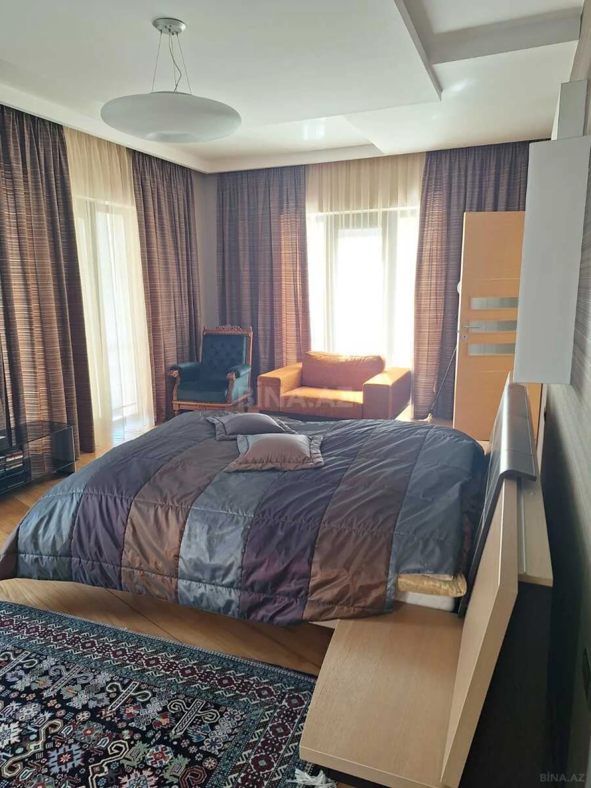 Satılır 10 otaqlı həyət evi 2000 m²