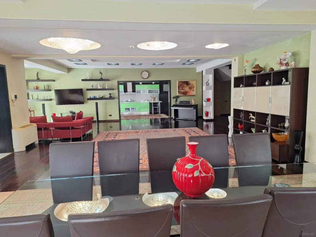 Satılır 10 otaqlı həyət evi 2000 m²