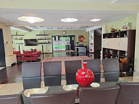 Satılır 10 otaqlı həyət evi 2000 m²