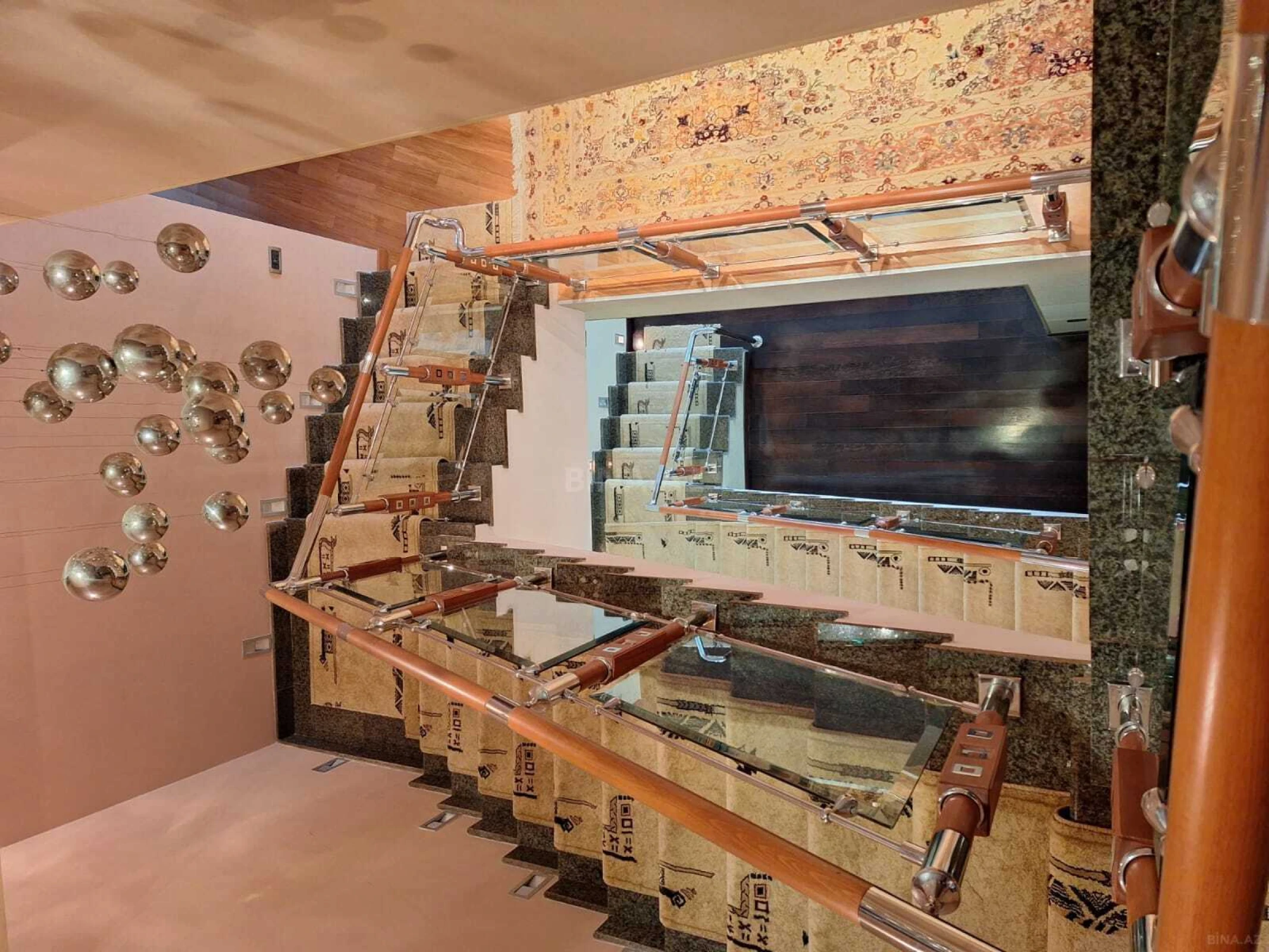 Satılır 10 otaqlı həyət evi 2000 m²