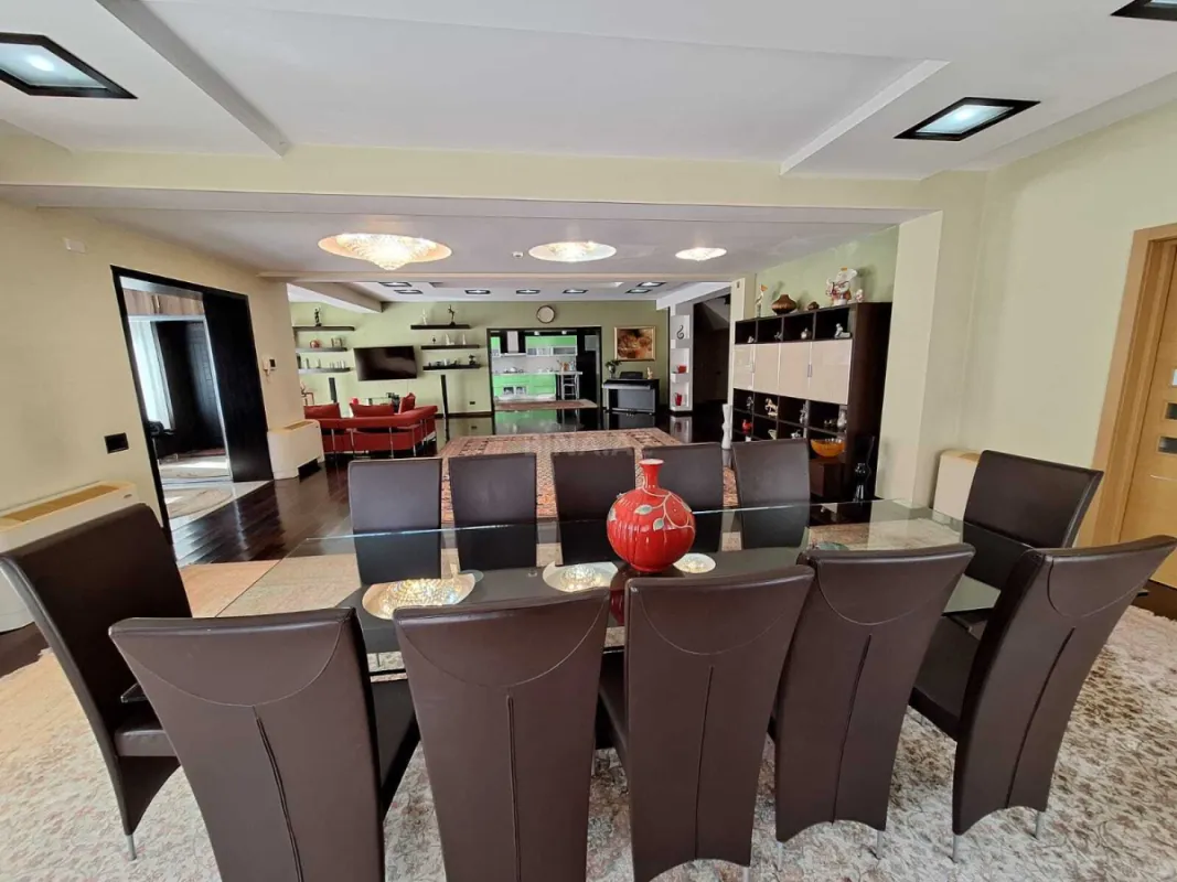 Satılır 10 otaqlı həyət evi 2000 m²