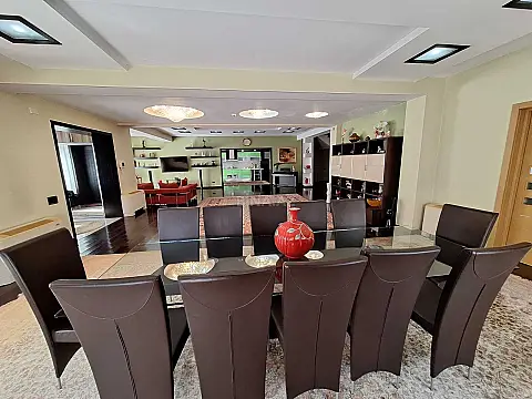 Satılır 10 otaqlı həyət evi 2000 m²