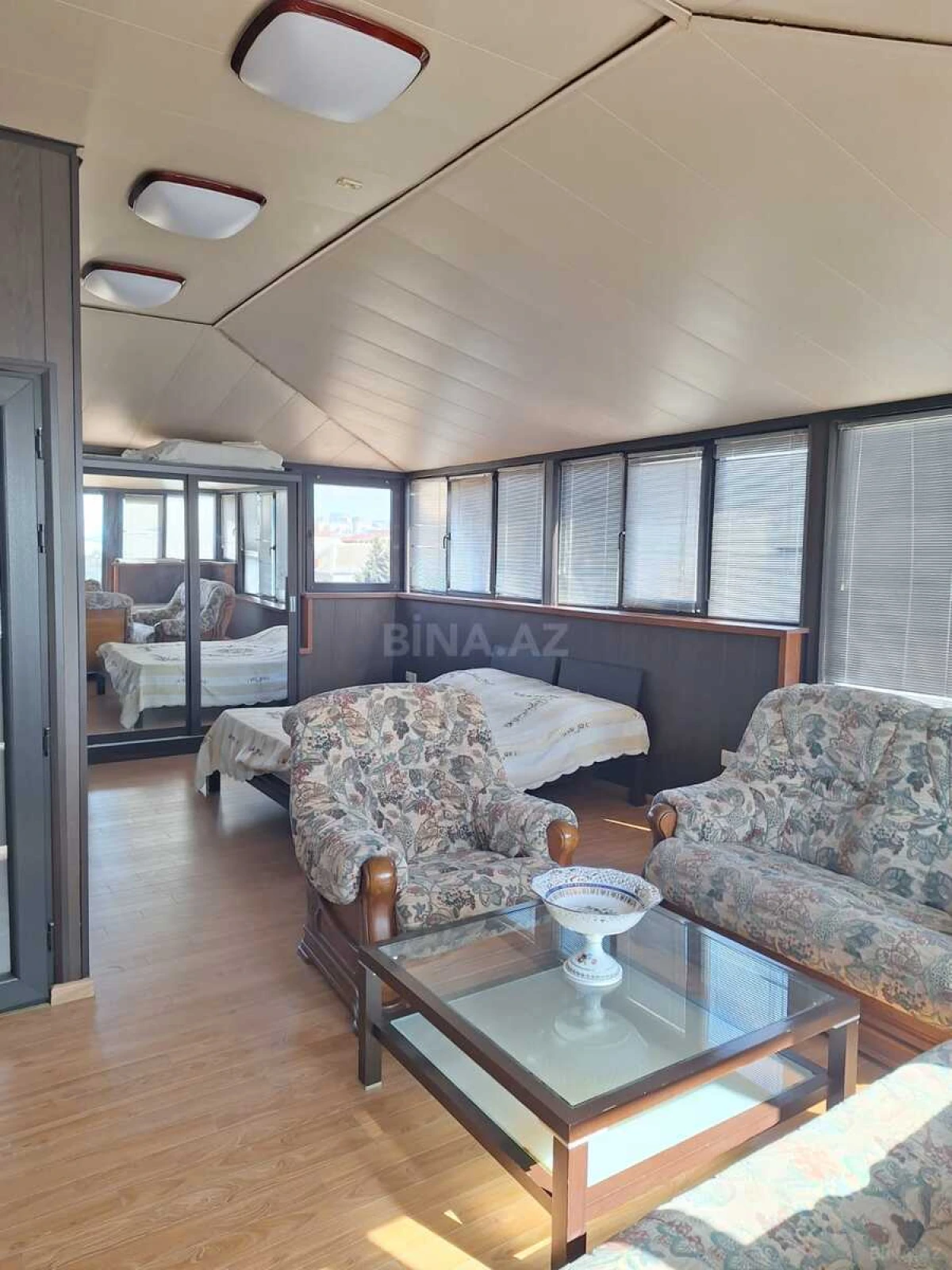 Satılır 10 otaqlı həyət evi 2000 m²