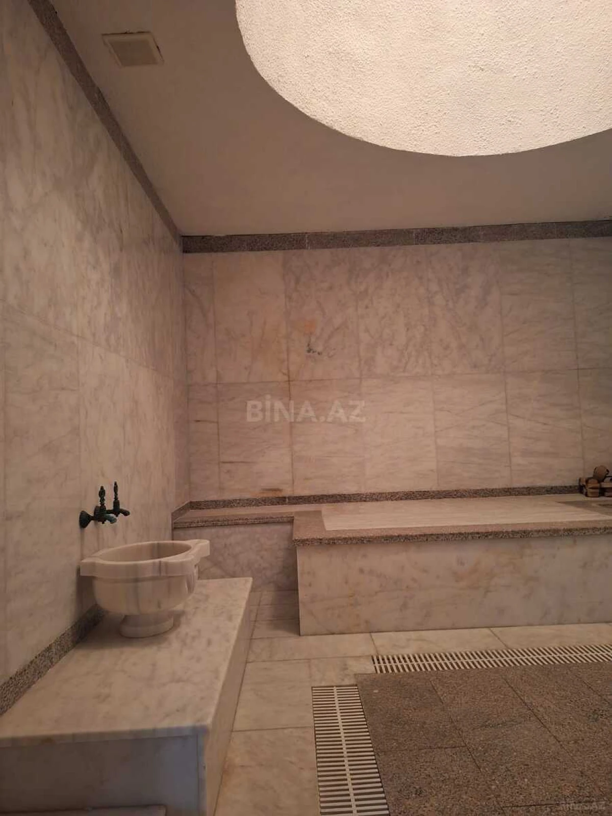 Satılır 10 otaqlı həyət evi 2000 m²