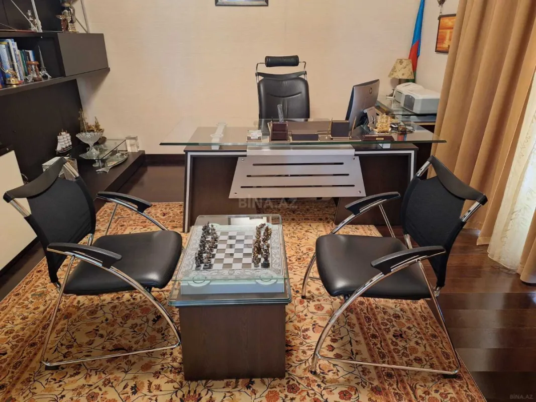 Satılır 10 otaqlı həyət evi 2000 m²