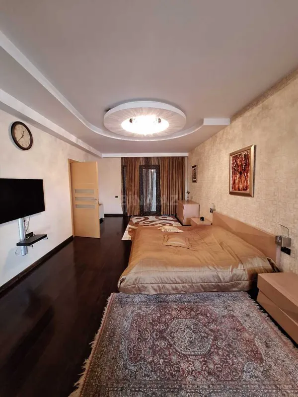 Satılır 10 otaqlı həyət evi 2000 m²