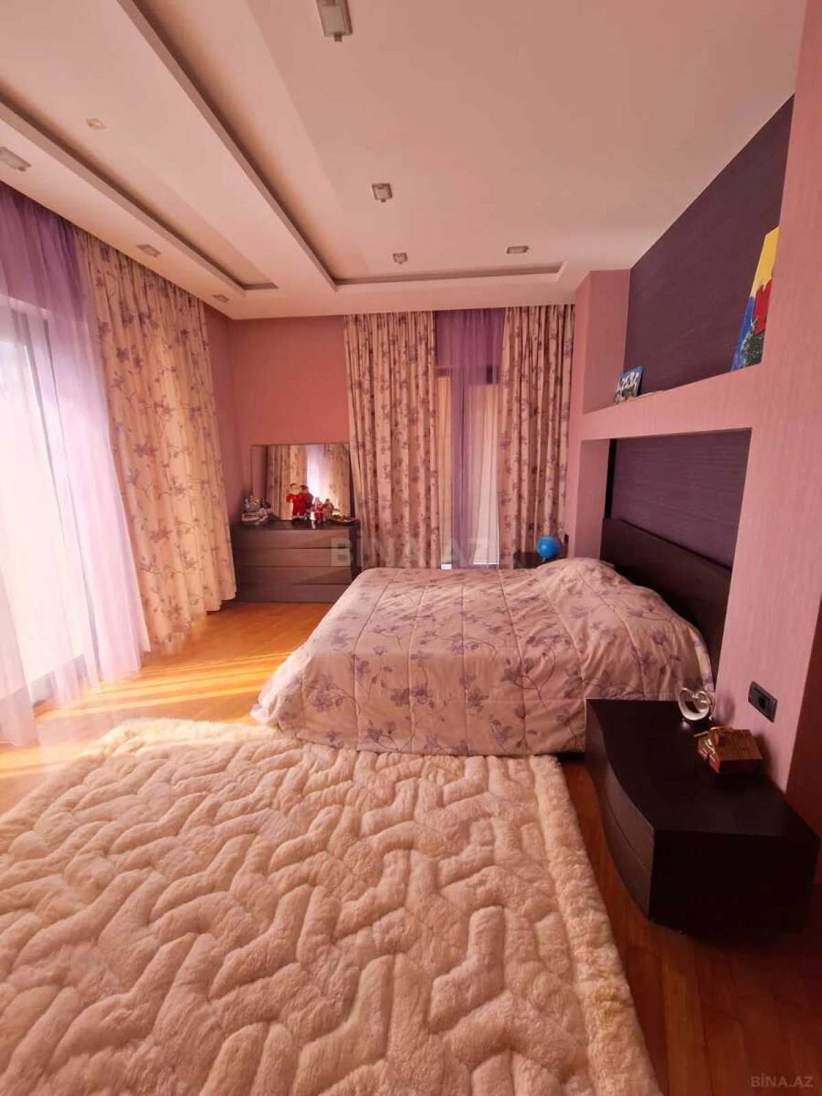 Satılır 10 otaqlı həyət evi 2000 m²