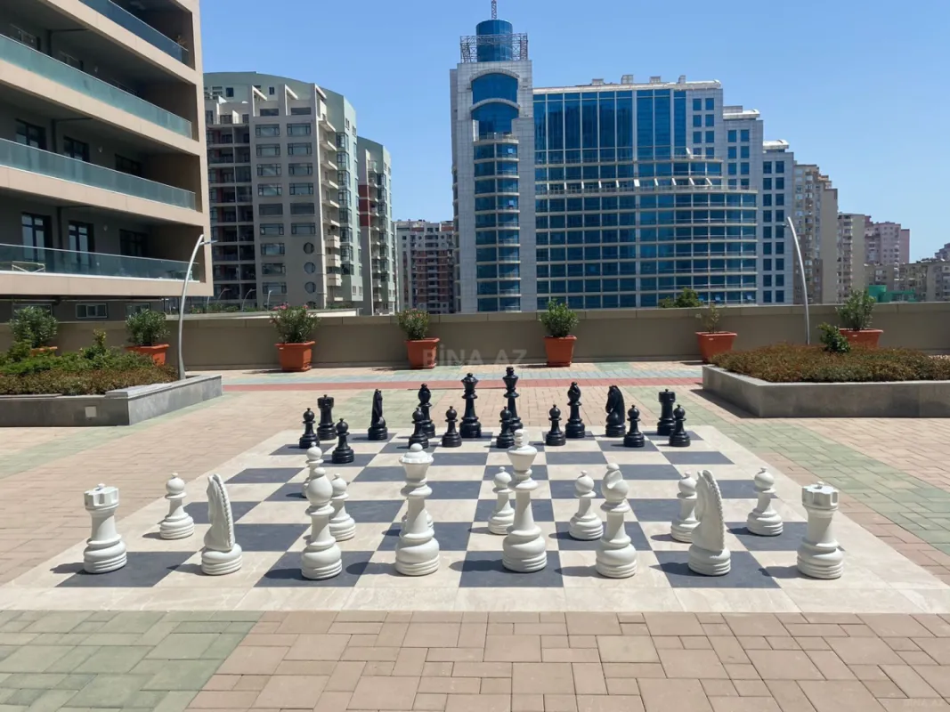 Satılır 4 otaqlı mənzil 179 m²